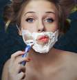Famosas como Elizabeth Taylor e Marilyn Monroe eram adeptas da técnica de eliminar os pelos do rosto usando lâmina de barbear  Foto: iStock