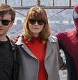 Membros do elenco do filme "O Espetacular Homem-Aranha 2" Dane DeHaan (esquerda) e Emma Stone (centro) posam com um dublê vestido de Homem-Aranha durante sessão de fotos para divulgação, no Empire State Building em Nova York. 25/04/2014  Foto: Brendan McDermid / Reuters