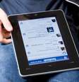 <p>No novo formato, as pessoas selecionadas poderão criar um legado para seu familiar ao baixar arquivos com posts e fotos do usuário falecido</p>  Foto: Getty Images 