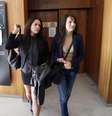 Manon Serrano (esquerda) deixa o tribunal junto com a mãe biológica Sophie Serrano, 20 anos após ser trocada na maternidade  Foto: AFP