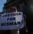 <p>Mulher segura cartaz que diz "Justiça por Nisman" durante protesto em frente ao Congresso argentino.</p>  Foto: Marcos Brindicci / Reuters