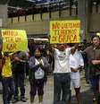 Moradores protestaram no aeroporto de Cumbica nesta terça  Foto: Edison Temóteo / Futura Press