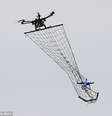 Imagens de uma nova tecnologia mostra um drone com uma rede que pesca os intrusos  Foto: Daily Mail / Reprodução