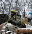 Membro das Forças Armadas ucranianas num transporte blindado perto de Debaltseve. 10/02/2015  Foto: Gleb Garanich / Reuters
