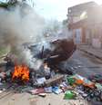 <p>Moradores colocaram fogo em um carro e pedaços de madeira em protesto contra a reiteração de posse</p>  Foto: Marcos Bezerra / Futura Press