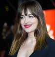 Dakota Johnson usou decote ousado no lançamento do filme   Foto: Getty Images