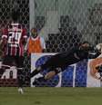<p>Ceni evitou a vitória santista na Vila Belmiro; goleiro fez 12 defesas</p>  Foto: Rubens Chiri/São Paulo / Divulgação