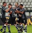 Jogadores comemoram primeiro gol do Corinthians, marcado por Elias  Foto: Mauricio Castaneda / EFE