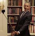 <p>Vídeo de Obama usando um pau de selfie para tirar foto viralizou na internet</p>  Foto: Twitter