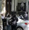 Fotógrafos e jornalistas observam o sírio Omar Mahmoud Faraj  na varanda da casa que ele divide com outros cinco ex-detentos de Guantánamo, em um bairro de Montevideu12/12, 2014.  Foto: Andres Stapff / Reuters