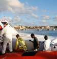 Imigrantes resgatados no mar pela guarda costeira da Itália chegam à ilha de Lampedusa. 11/02/2015  Foto: Antonio Parrinello / Reuters