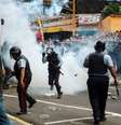 <p>Policiais entram em confronto com estudantes que são contra o governo, em San Cristobal, na Venezuela, em 12 de fevereiro</p>  Foto: Carlos Eduardo / Reuters