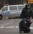 Policiais de Nova York fazem buscas em local de tiroteio no Bronx. 06/01/2015  Foto: Adrees Latif / Reuters