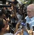 O advogado Julian McMahon fala com a imprensa nesta sexta-feira: país tenta libertar presos na Indonésia  Foto: Nyoman Budhiana / Reuters