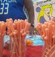 <p>Canudos em formato de pênis fazem sucesso no Saara, centro comercial do RJ</p>  Foto: Daniel Fávero / Terra