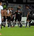 Jogadores do Corinthians saindo de campo após classificação na Colômbia  Foto: Mauricio Dueñas Castañeda / EFE