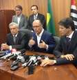 O secretário de Recursos Hídricos, Benedito Braga, o governador Geraldo Alckmin (PSDB) e o prefeito de São Paulo, Fernando Haddad (PT), falam sobre a criação de um plano de contingência contra a falta de água  Foto: Débora Melo / Terra