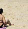 Mulher toma sol na praia de Ipanema, no Rio de Janeiro. 27/08/2010  Foto: Sergio Moraes / Reuters