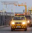 <p>Comboio de carros, um contendo corpos das vítimas da explosão na FPSO Cidade de São Mateus</p>  Foto: Gabriel Lordello / Reuters