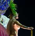 Renatinha Pinheiro foi um dos destaques do desfile da Acadêmicos do Tucuruvi no primeiro dia de desfiles do Carnaval de São Paulo. A modelo, que estava no quinto carro da agremiação paulista, chamou atenção pelo seu avantajado bumbum, que atraiu inúmeros fotógrafos na avenida.  Foto: Leonardo Benassatto / Futura Press