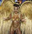 <p>Cinthia Santos desfilou à frente da bateria da Águia de Ouro</p>  Foto: Leo Franco / AgNews