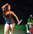 Anitta fez sua estreia no Carnaval de Salvador. Na madrugada deste sábado (14), a funkeira se apresentou no camarote da Skol e dividiu o palco com o ator Caio Castro. Mesmo de meia arrastão, a cantora acabou exibindo celulites nas pernas.  Foto: Felipe Souto Maior / AgNews