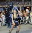 Com Ellen Rocche como rainha de bateria, Rosas de Ouro levou o mundo de conto de fadas para o sambódromo  Foto: Léo Franco / AgNews