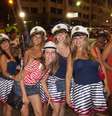 <p>Mulheres se fantasiaram de marinheiras</p>  Foto: Daniel Favero / Terra