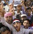 Manifestantes gritam slogans durante uma manifestação contra a milícia xiita houthi em Taiz, em 14 de fevereiro  Foto: Mohamed al-Sayaghi / Reuters