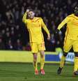 Lallana (esq.) comemora o gol da virada  Foto: Philip Brown / Reuters