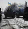 Membros das forças armadas ucranianas num blindado de transporte perto de Debaltseve  Foto: Gleb Garanich / Reuters