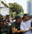 O líder da oposição venezuelana Leopoldo Lopez é escoltado por guardas nacionais antes de se entregar em Caracas, em 18 de fevereiro de 2014  Foto: Jorge Silva / Reuters