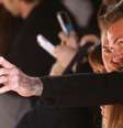 David Beckham faz uma selfie com o filho Brooklin  Foto: AP