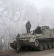 Soldados do governo ucraniano descansam em um veículo blindado na estrada entre as cidades de Dabeltseve e Artemivsk, em 15 de fevereiro  Foto: Reuters