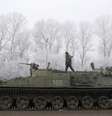 Soldado ucraniano anda em cima de seu veículo blindado na estrada entre as cidades de Dabeltseve e Artemivsk, na Ucrânia, em 15 de fevereiro  Foto: Petr David Josek / AP
