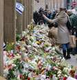 Dinamarqueses colocam flores em frente à sinagoga atacada por um atirador em Copenhague  Foto: Michael Probst / AP