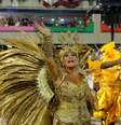 Com enredo sobre o baralho, A Grande Rio encerrou o primeiro dia de desfiles na Marquês de Sapucaí, na madrugada desta segunda-feira (16). A atriz Susana Vieira dividiu o posto de rainha de bateria com David Brazil  Foto: André Freitas / AgNews