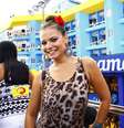 A bela Milena Toscano chamou a atenção com uma flor no cabelo e top de oncinha  Foto: Fernanda Sanjuan / PrimaPagina
