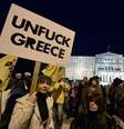 Gregos se reúnem em frente ao parlamento durante uma manifestação pró- governo em Atenas  Foto: Louisa Gouliamaki / AFP