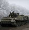 Membros das forças armadas ucranianas são vistos não muito longe de Debaltseve, no leste da Ucrânia, em 15 de fevereiro  Foto: Gleb Garanich / Reuters