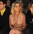 A atriz de 'Pretty Little Liars' mostrou decote superousado no evento  Foto: Larry Busacca / Getty Images
