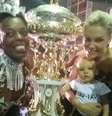 <p>Com o filho no colo, apresentadora posou ao lado da taça e de musa da escola na quadra da Vai-Vai na região central de São Paulo</p>  Foto: @alewin71 / Instagram  / Reprodução