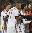 Jogadores de Bayern de Munique e Shakhtar Donetsk se desentendem no primeiro tempo da partida  Foto: Valentyn Ogirenko / Reuters