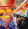 Consumidores escolhem produtos num supermercado em Lianyungang, na província de Jiangsu. 09/02/2015  Foto: Stringer / Reuters