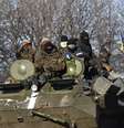 <p>Soldados do governo ucraniano conduzem veículo blindado por uma estrada que se estende da cidade de Artemivsk à Debaltseve, tem 17 de fevereiro</p>  Foto: AP