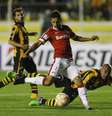 <p>Nilmar perdeu gol no primeiro tempo</p>  Foto: Juan Karita