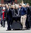 O caixão de Dan Uzan é carregado por amigos e pela família após o funeral no Cemitério Mosaic, em Copenhague  Foto: Polfoto, Jacob Ehrbahn / AP