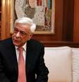 <p>Ex-ministro do Interior grego Prokopis Pavlopoulos conversa com o primeiro-ministro grego, Alexis Tsipras, em seu gabinete em Atenas, na Grécia, em 17 de fevereiro</p>  Foto: Alkis Konstantinidis / Reuters