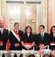 <p>Presidente do Peru, Ollanta Humala (com a faixa presidencial) com os ministros, durante cerimônia em Lima</p>  Foto: Andina Agency / Reuters