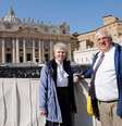 <p>Irm&atilde; Jeannine Gramick e Francis DeBernardo na Pra&ccedil;a de S&atilde;o Pedro, no Vaticano, em 18 de fevereiro</p>  Foto: Giampiero Sposito / Reuters